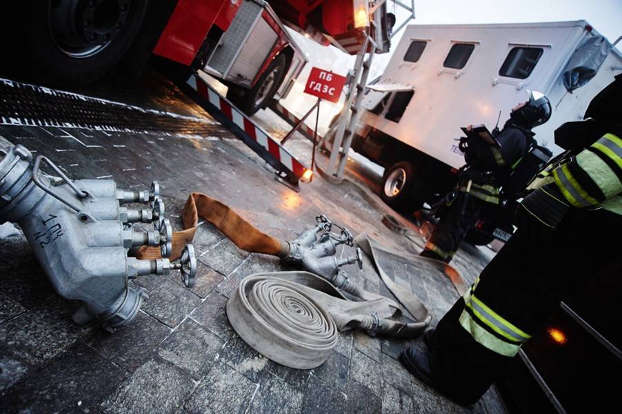 Пожар охватил склад на площади порядка 1,8 тысячи квадратных метров в Жуковском