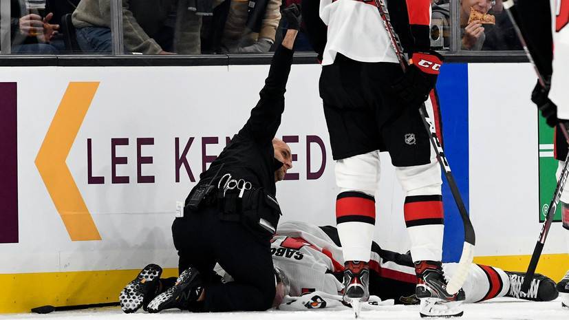 Хоккеист «Оттавы» потерял сознание после столкновения с соперником в матче с «Бостоном»