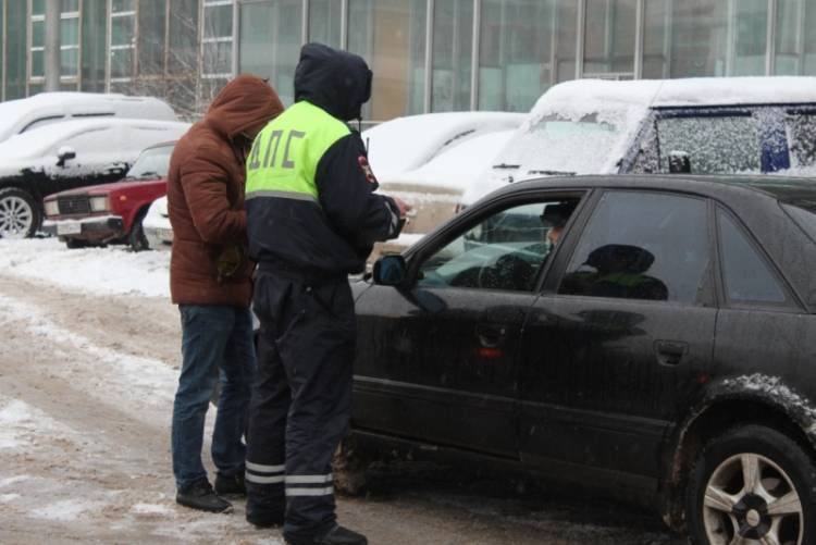 Водитель впечатал пешехода в стену на парковке в Москве