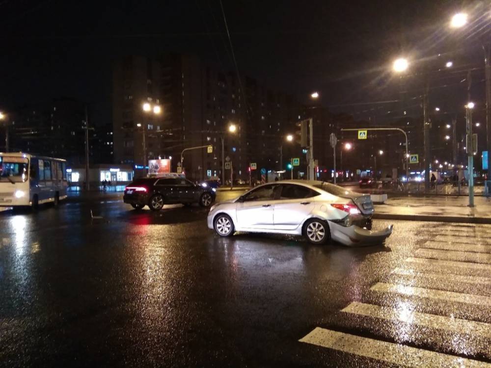 Проезд на красный на перекрестке Художников и Просвещения «свел лбами» Hyundai и Audi