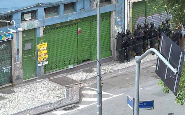 Вооруженный мужчина захватил заложников в баре в Рио-де-Жанейро