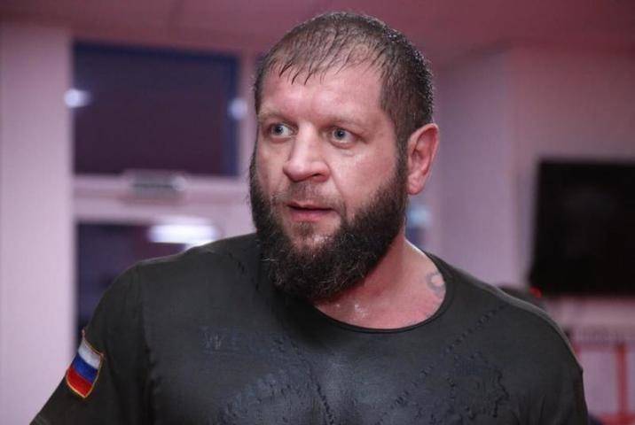 Александр Емельяненко победил штангиста Кокляева в боксерском поединке
