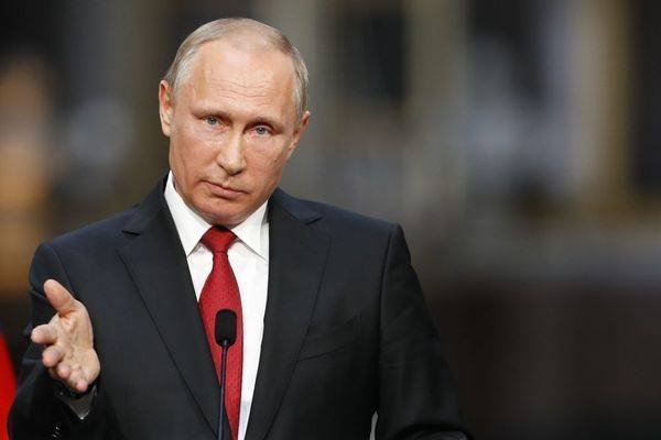 Путин надеется, что в России «родитель № 1» не заменит «маму»