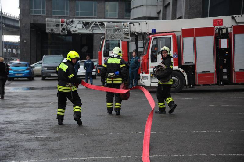 Пожар произошел на территории промзоны в Москве