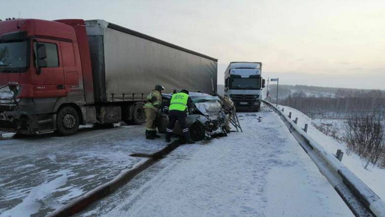 Пять человек погибли в автомобильной аварии под Красноярском