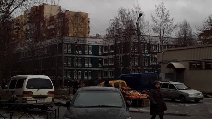 В Петербурге эвакуировали две школы и лицей