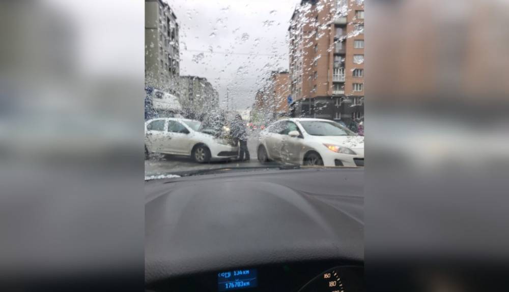 Renault и Mazda помяли друг друга в районе Славянки