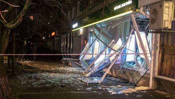 В Киеве взорвали банк, купюры разлетелись по округе