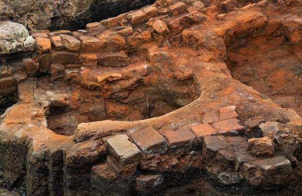Археологи нашли печи XVI века в Троице-Сергиевой лавре