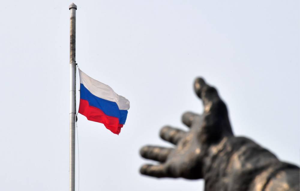 В Астрахани суд оштрафовал местного жителя за неправильно поднятый флаг России на здании суда