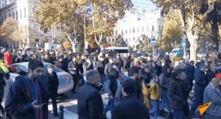 Участникам протестов в Тбилиси назначены арест и штраф