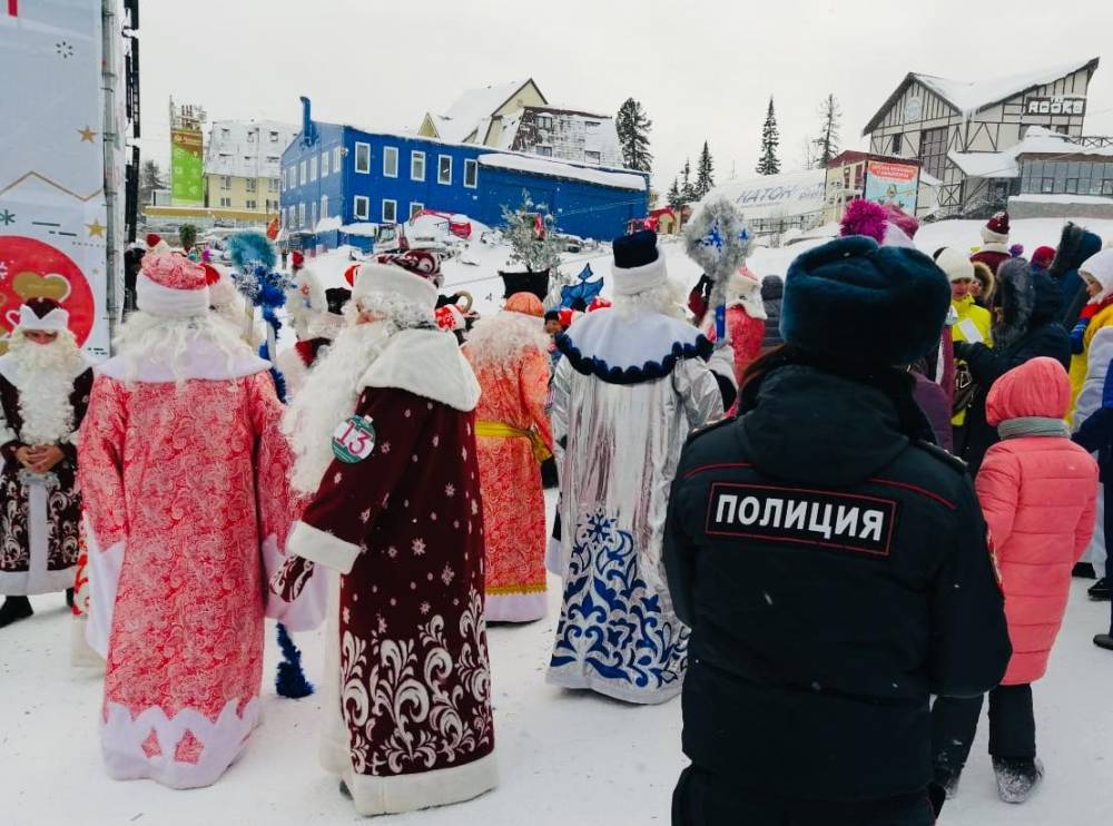 В Шерегеше состоялся массовый спуск с горы Дедов Морозов