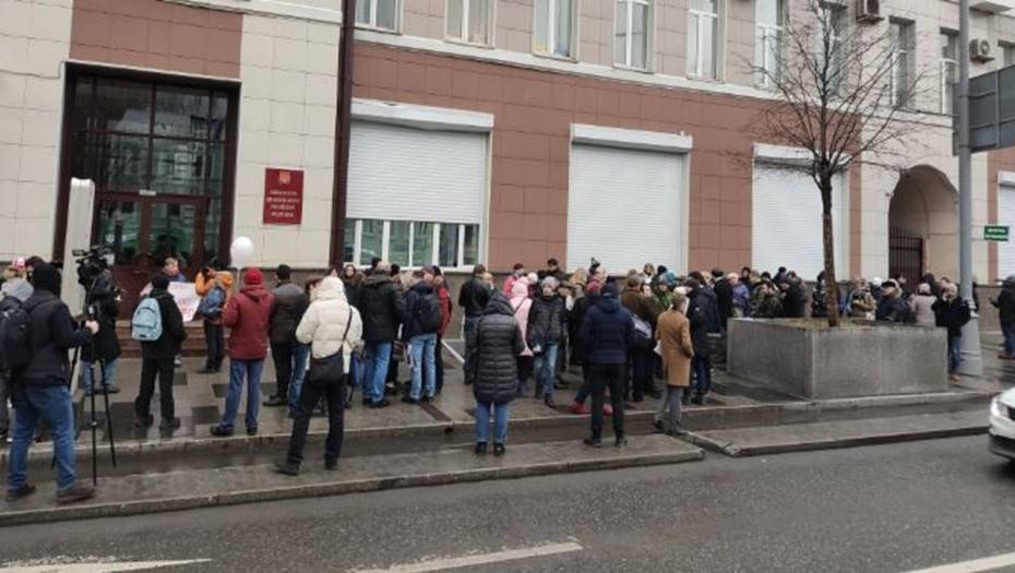 Всероссийская акция протеста против сокращения врачей началась у здания Минздрава