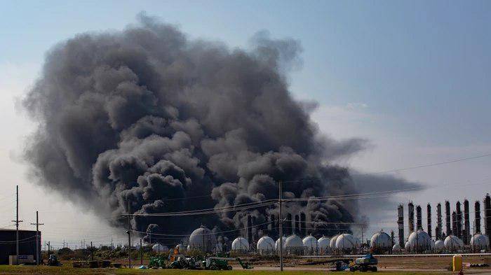 Восемь человек пострадали при взрывах на химическом заводе в Техасе