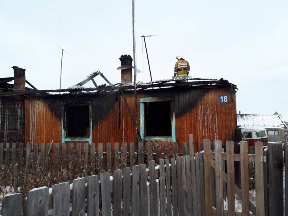 Уголовное дело возбудили в Югре после пожара в доме, где погибли двое детей и их мать