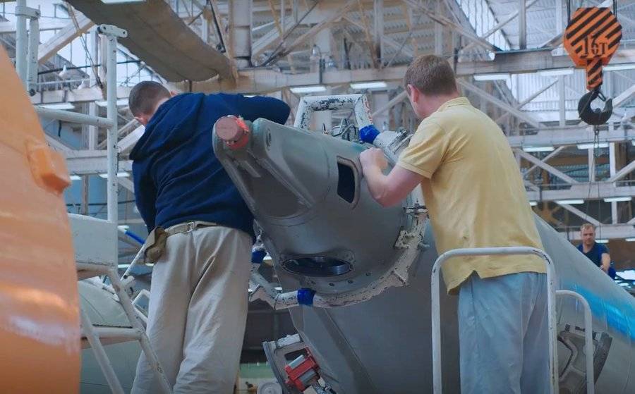 "Роскосмос" показал кадры финальной сборки ракеты "Союз-2"