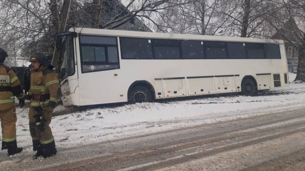 В Крестецком районе рейсовый автобус протаранил столб