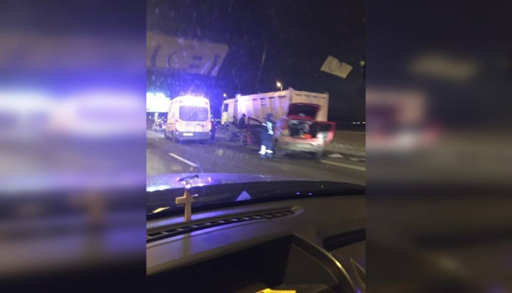 Водитель легкового автомобиля пострадал в ДТП с самосвалом на Софийской улице