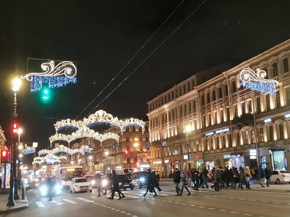 На Невском проспекте в Петербурге впервые зажгли все гирлянды