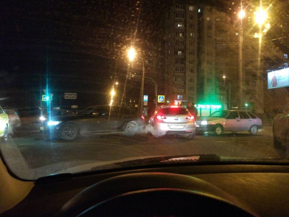 Петербуржцы в Сети пожаловались на мешающие проезду машины на Долгоозерной