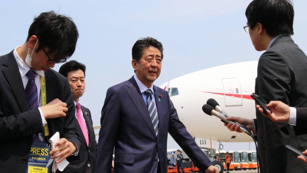 Самолет премьера Японии загорелся по пути на саммит АСЕАН