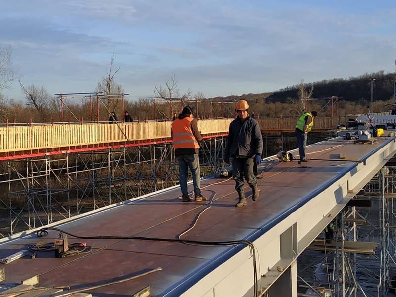 Укладка конструкций основной части моста в Станице Луганской завершена
