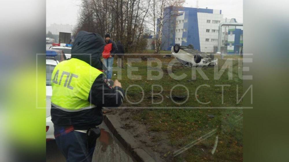 Пьяный водитель Hyundai уложил авто на газон в 6-м Верхнем переулке в Петербурге