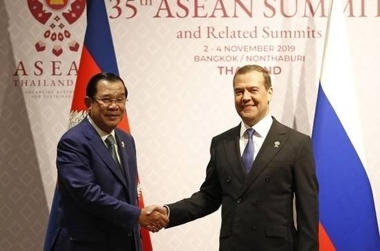 Медведев встретился в Бангкоке с премьер-министром Камбоджи