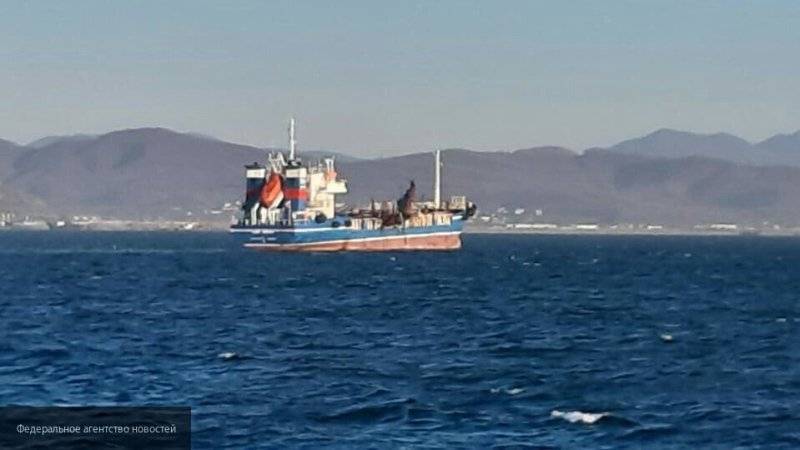 Спасатели из Находки продолжили поиски пропавшего с танкера моряка