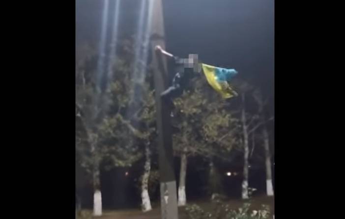 Мужчина освернил флаг Украины в Одесской области