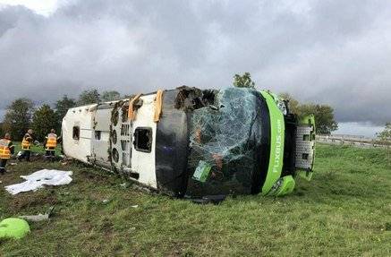 Автобус FlixBus, следовавший из Парижа в Лондон, опрокинулся во Франции