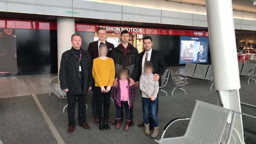 Россиянин Лисов прилетел вместе с семьей из Варшавы в Москву