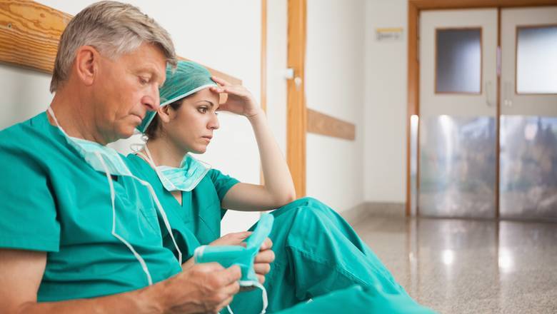 Вопрос дня: почему наши врачи забыли о Трудовом кодексе, а пациенты - о полисе ОМС?