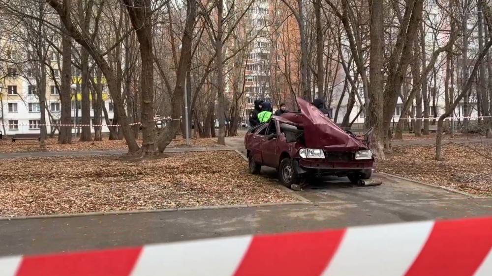Опубликовано видео с упавшим в канал имени Москвы автомобилем