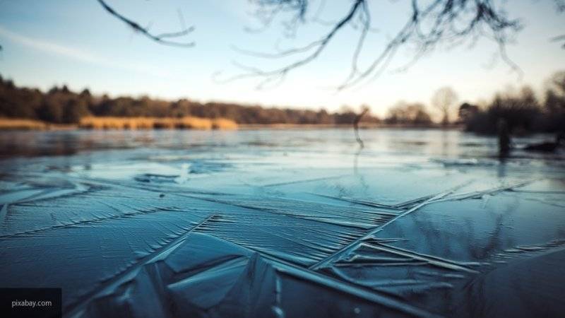 Двое детей провалились под лед на пруду в Саратовской области