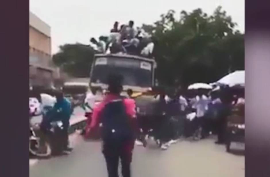 Видео: пассажиры вывалились из автобуса после ДТП