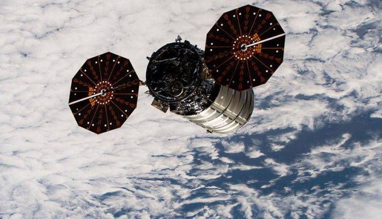 Американский космический корабль Cygnus приготовился к стыковке с МКС