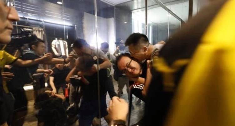 В Гонконге мужчина порезал ножом 6 протестующих и одному откусил ухо