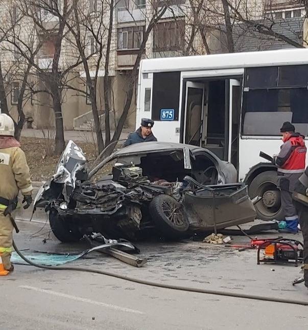 В ДТП в Омске с участием автобуса и автомобиля пострадали семь человек