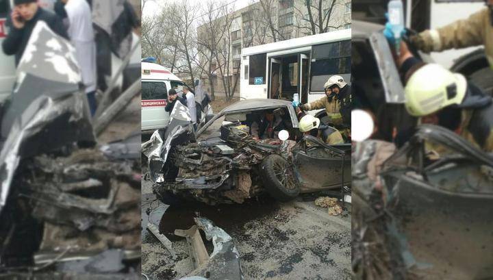 В Омске после столкновения с автобусом пришлось разрезать машину