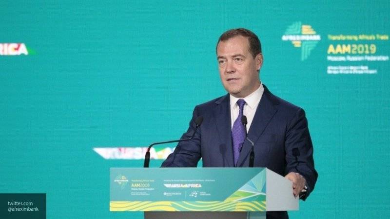Премьер Медведев сравнил цены на интернет в России и США