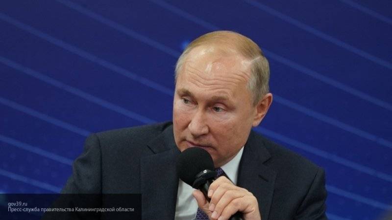 Песков прокомментировал показанный кулак Путина в ответ на просьбу о деньгах