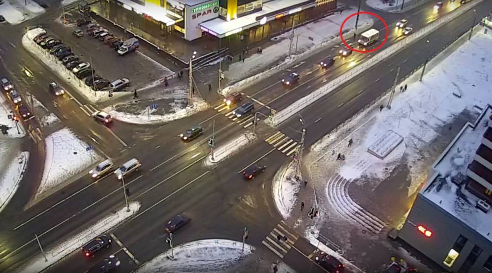 Водитель автобуса в Петрозаводске бросил на дороге пассажира с приступом и уехал