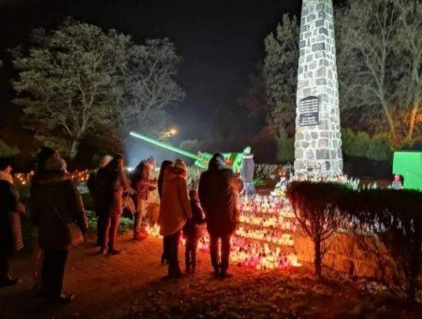 Поляки зажгли тысячи свечей у памятников красноармейцам
