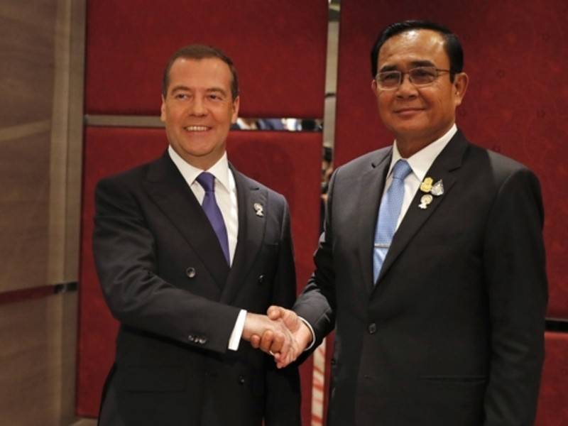 Медведев обсуждает экономическое сотрудничество с премьером Таиланда