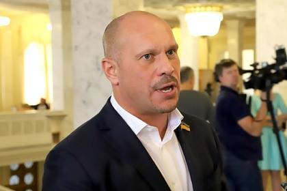 Украинский депутат пригрозил отрезать голову прохожему