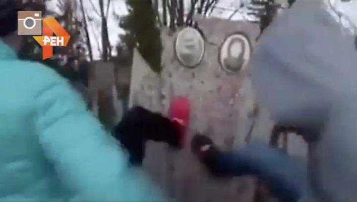 На кладбище под Курском школьницы ногами сломали надгробия