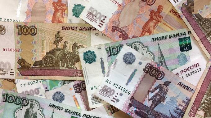 Аферист выманил у пожилой петербурженки рубли, доллары, евро