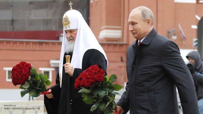 Владимир Путин возложил цветы к памятнику Минину и Пожарскому в День народного единства