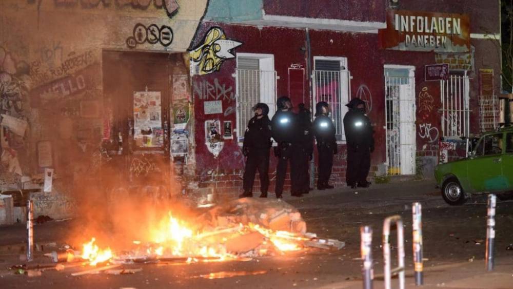 Камни, бутылки и петарды: в Берлине напали на 19 полицейских
